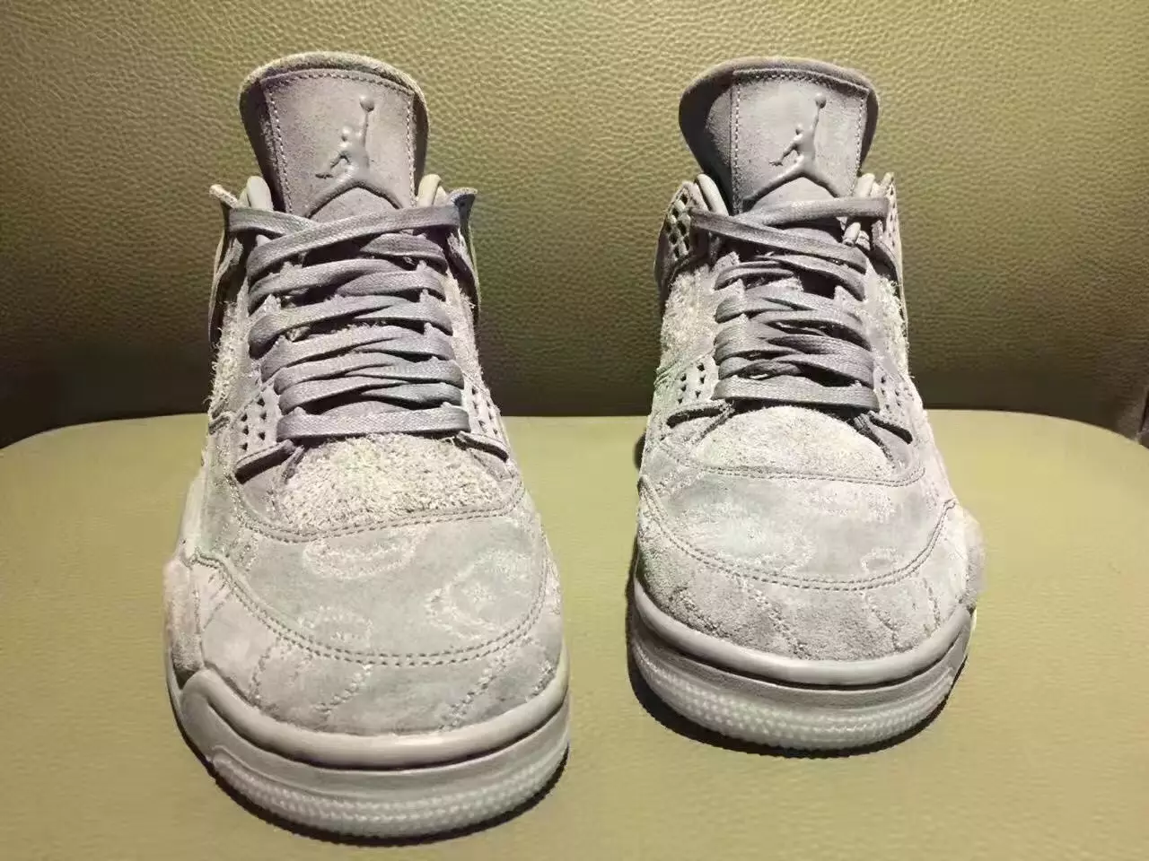 KAWS Jordan 4 pilka zomša