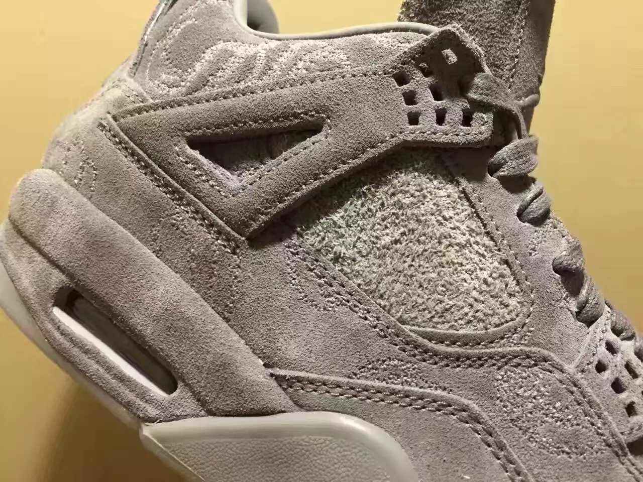 KAWS Jordan 4 graues Wildleder