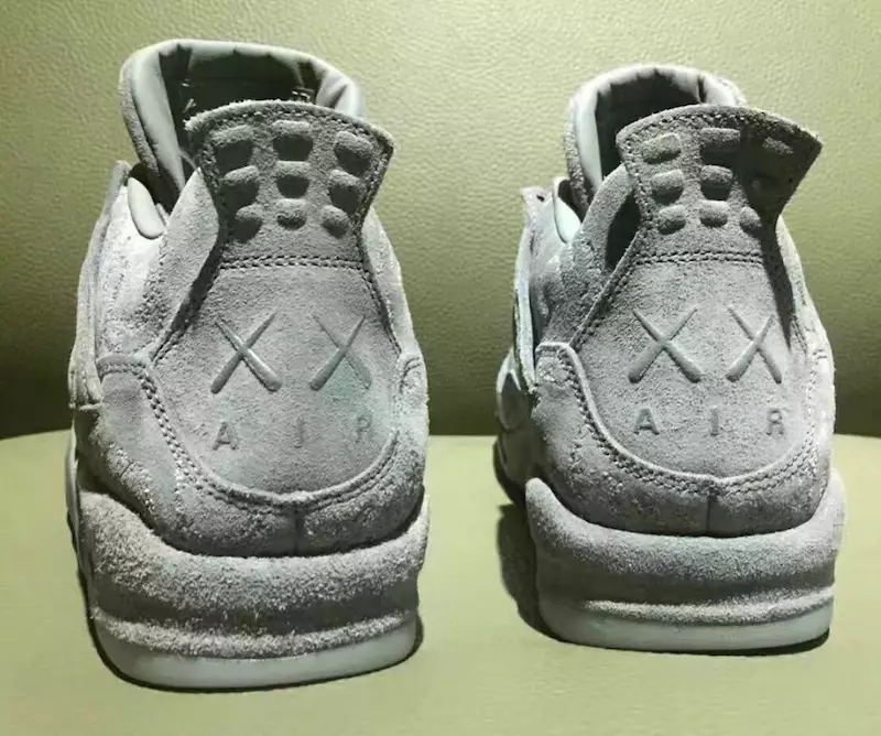 Aba do Calcanhar KAWS Air Jordan 4