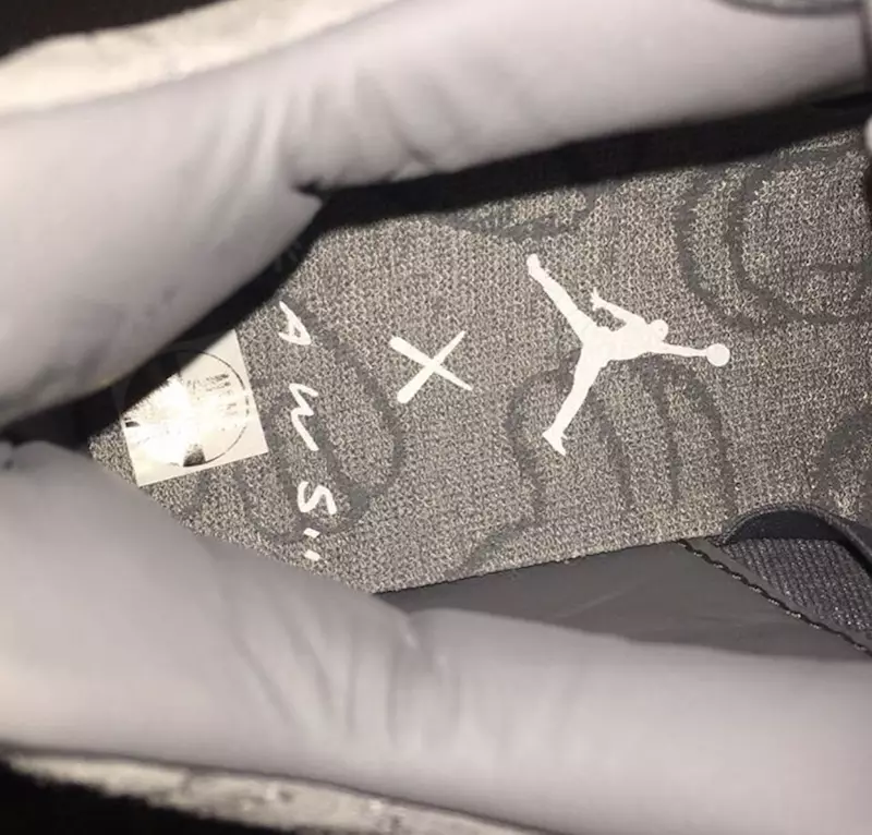 KAWS Jordan 4 Xám đế da lộn