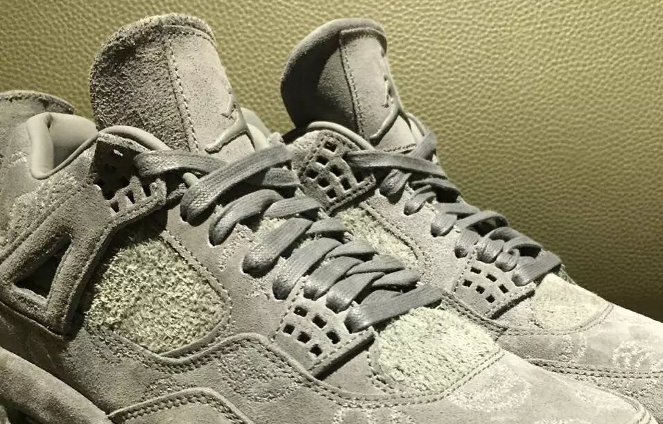 KAWS x Air Jordan 4 זמש אפור