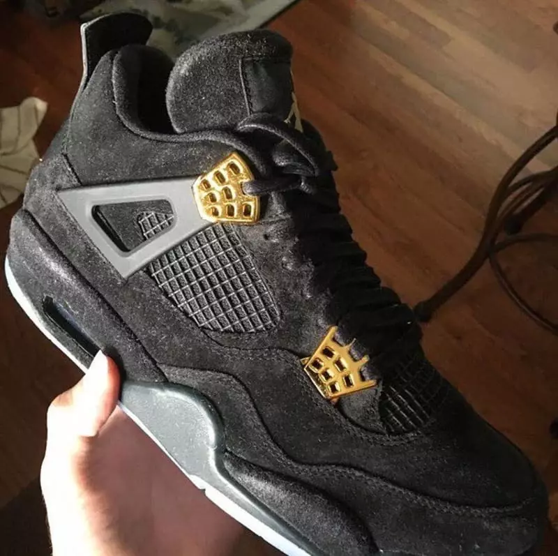 KAWS x Air Jordan 4 megjelenési dátuma