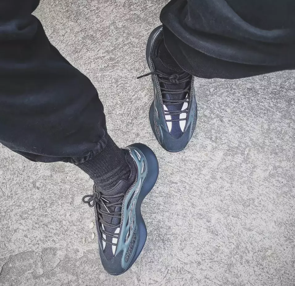 adidas Yeezy 700 V3 čierne na nohách