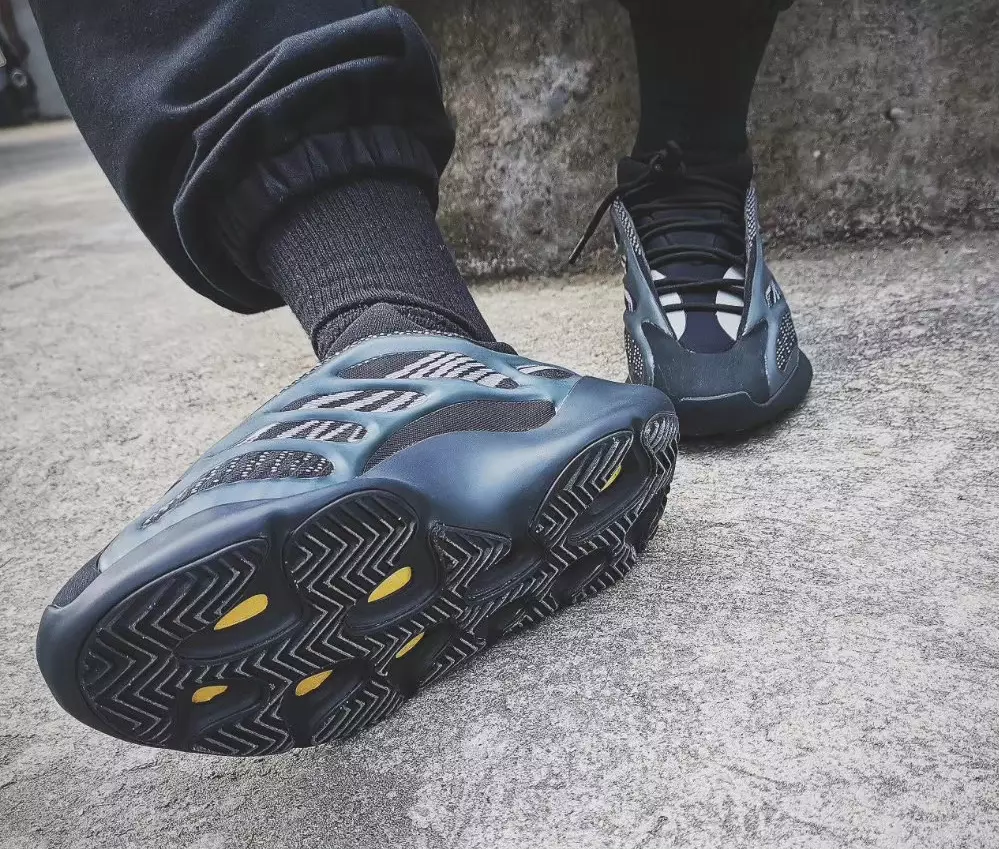 Adidas Yeezy 700 V3 juodas ant kojų