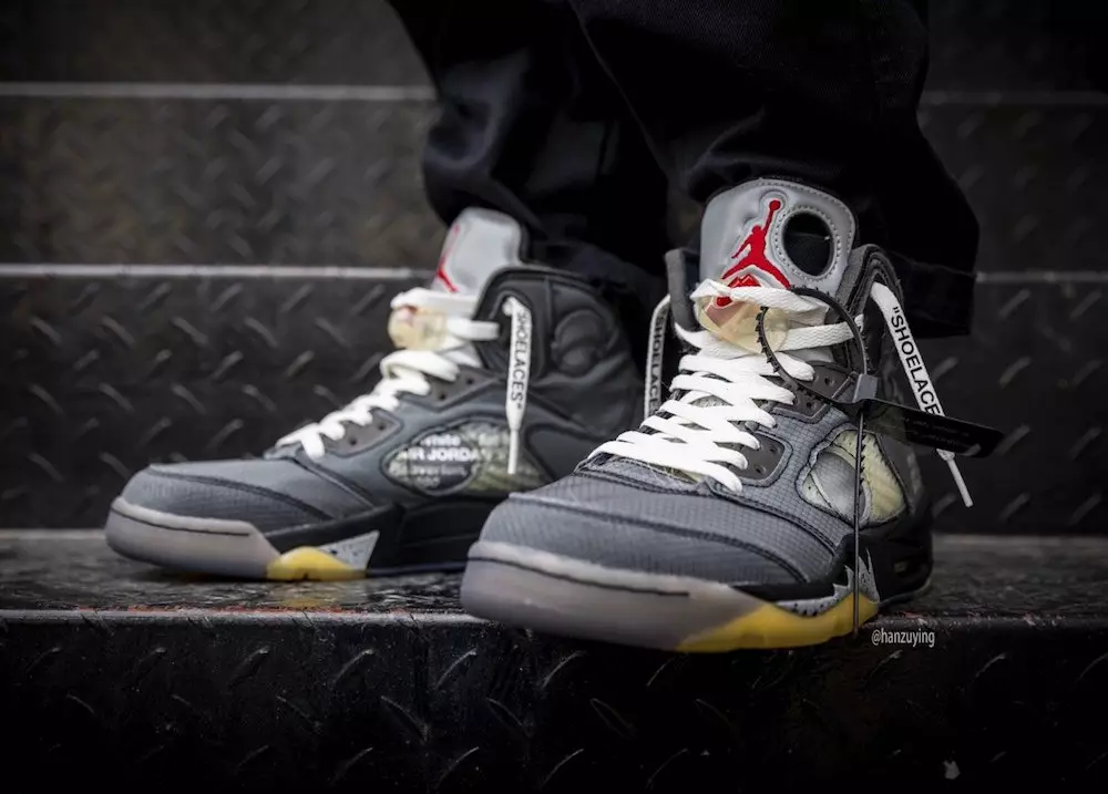 Törtfehér Air Jordan 5 CT8480-001 lábon