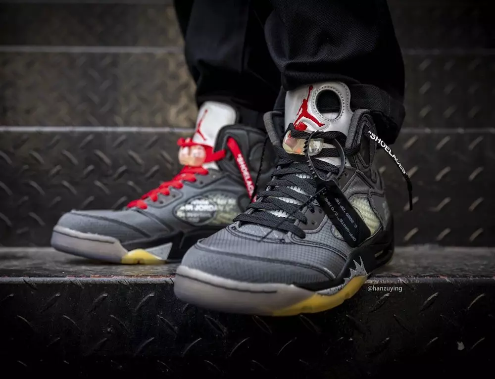 Törtfehér Air Jordan 5 CT8480-001 lábon