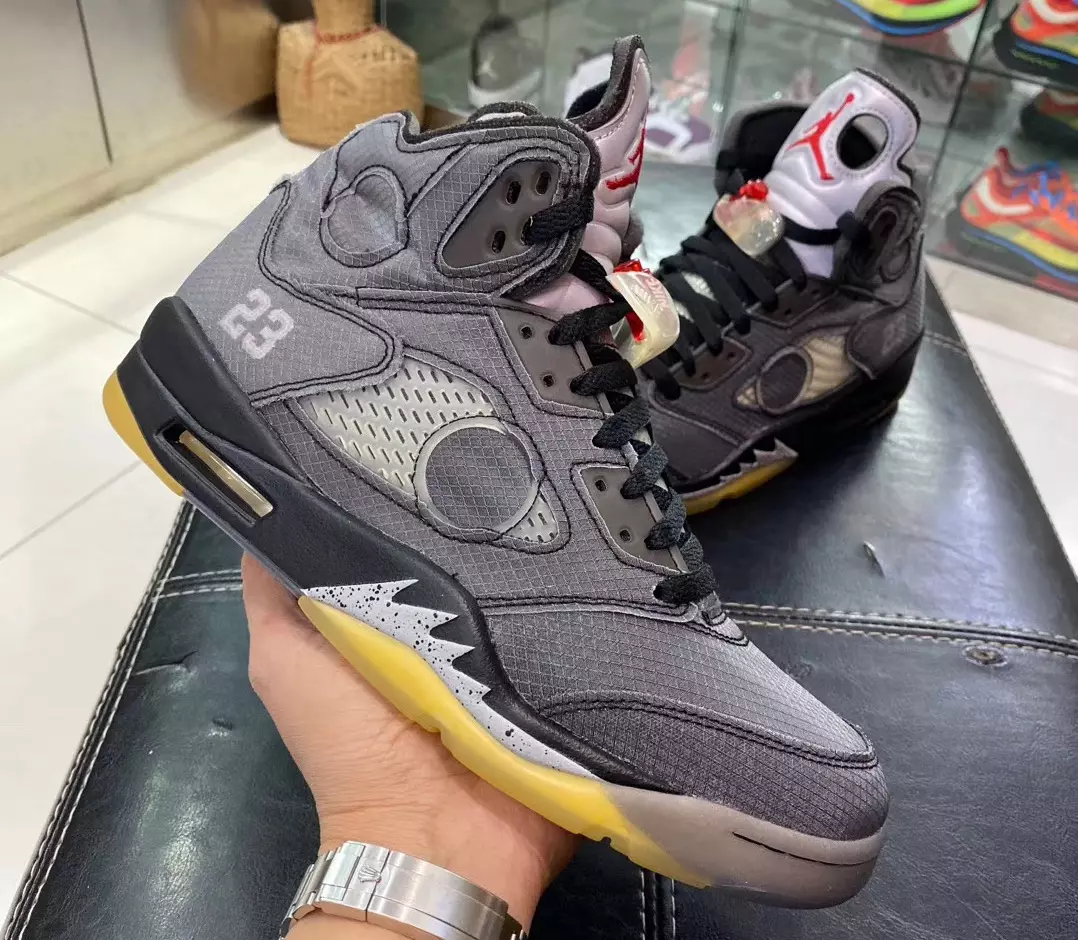 אַוועק-ווייַס Air Jordan 5 V CT8480-001 מעלדונג טאָג פּרייַז