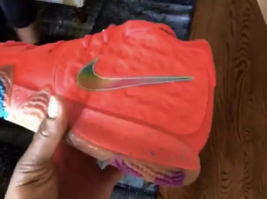 Pacote de cereais com amuletos da sorte Nike Kyrie 4