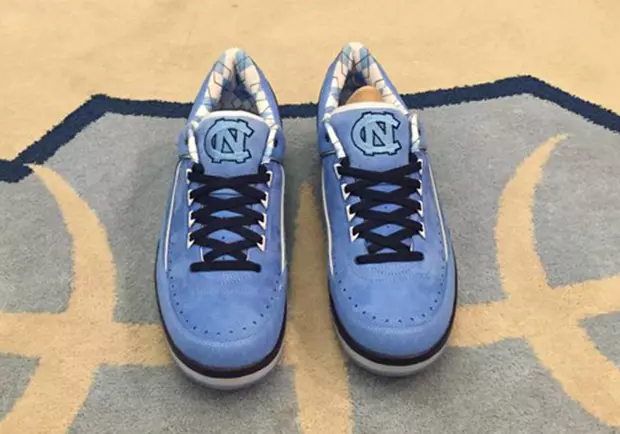 Air Jordan 2 Low UNC — это специальная серия Air Jordan 2 Low для Университета Северной Каролины. This March Madness Air Jordan 2 Low UNC Powder Blue, UNC