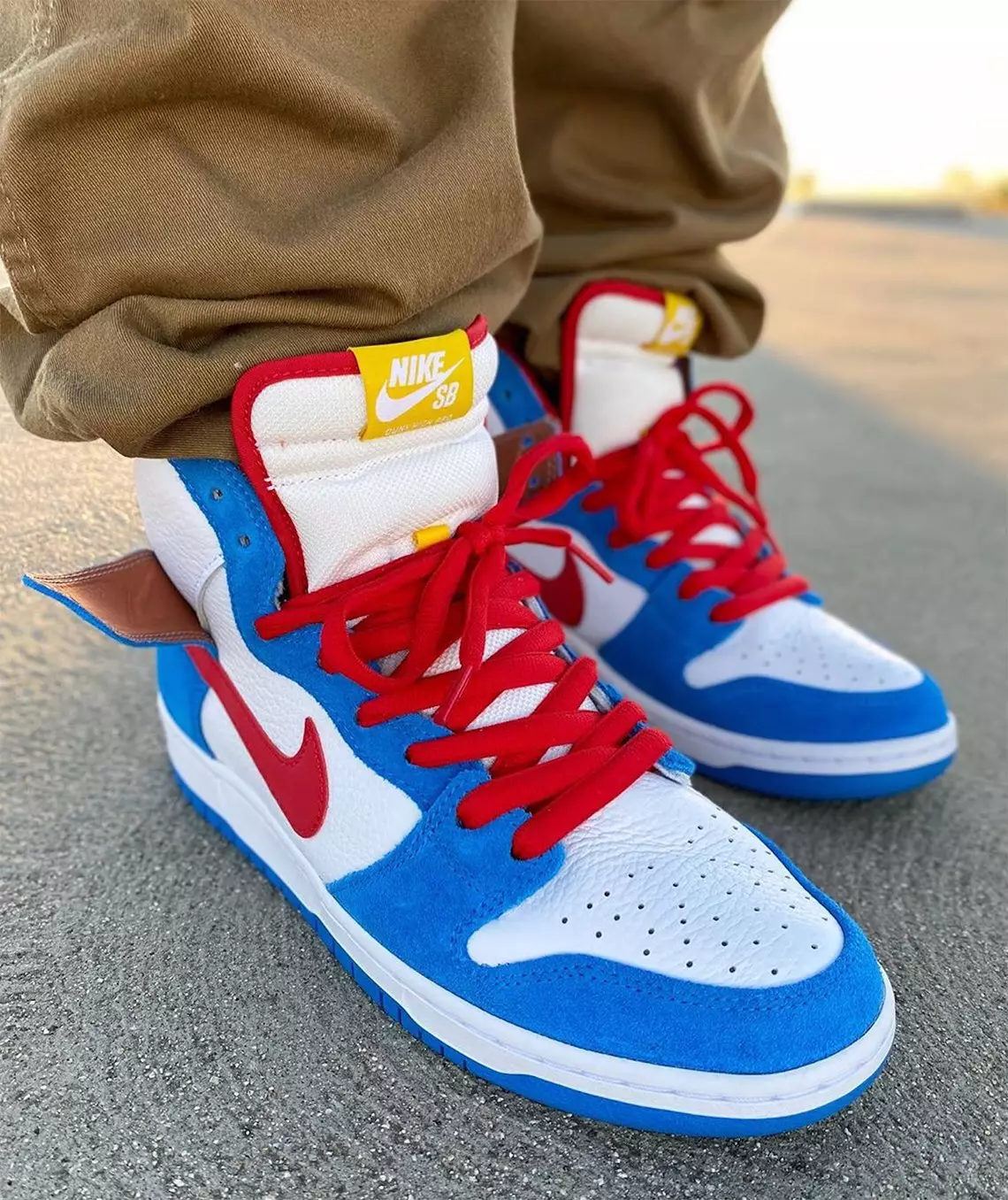 Nike SB Dunk High Doraemon CI2692-400 julkaisupäivä jalkaan