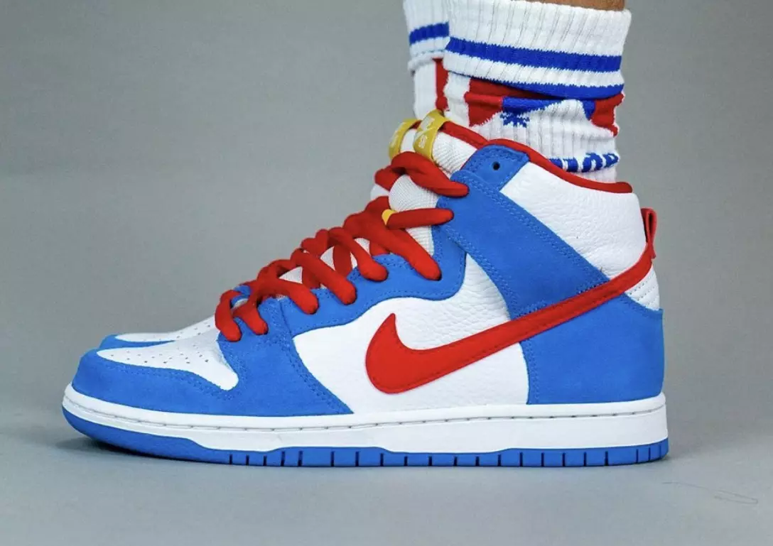 Nike SB Dunk High Doraemon CI2692-400 תאריך שחרור על הרגליים