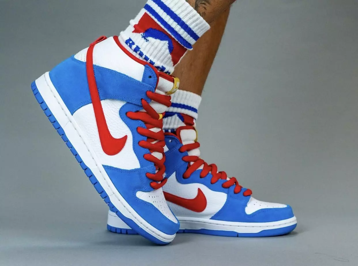 Nike SB Dunk High Doraemon CI2692-400 Releasedatum på fötterna