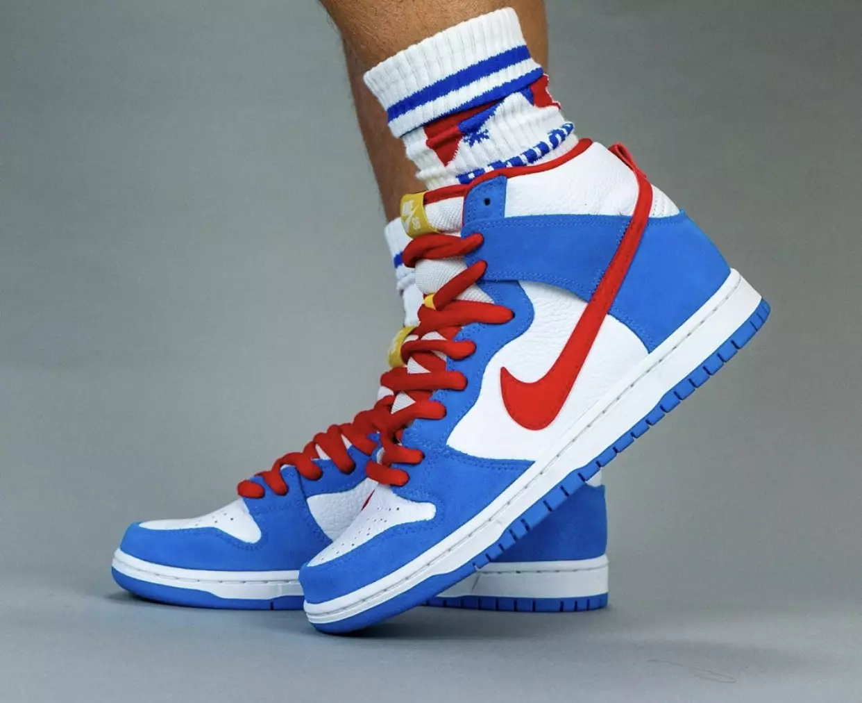 Nike SB Dunk High Doraemon CI2692-400 sotuvga chiqish sanasi oyoqlarda