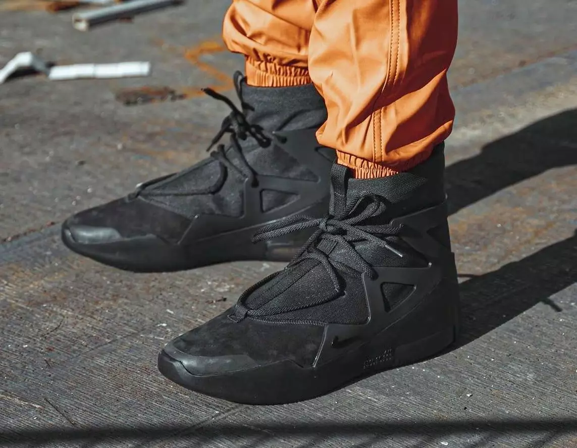 Nike Air Fear of God 1 Triple Black AR4237-005 Fecha de lanzamiento On-Feet