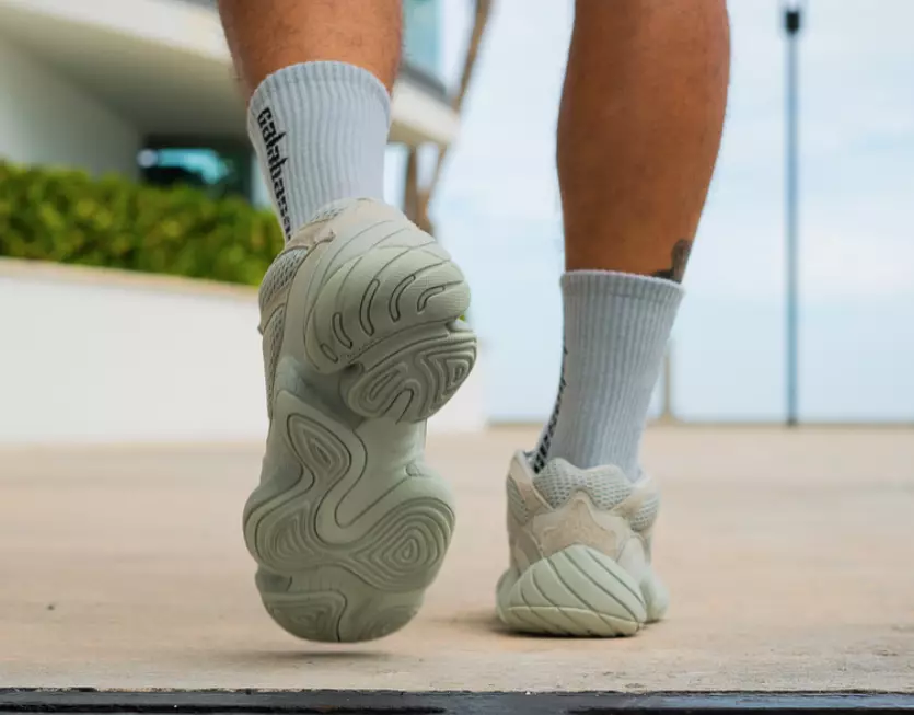 Adidas Yeezy 500 druskos ant pėdų