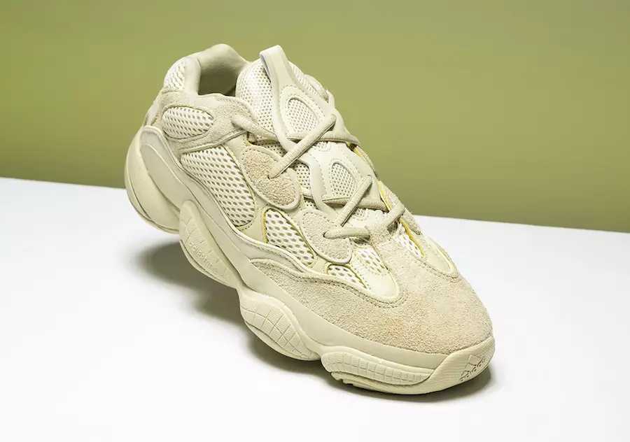 Guarda in dettaglio le adidas Yeezy 500 Desert Rat