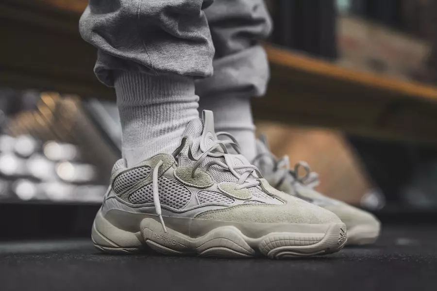 أحمر خدود YEEZY Desert Rats على القدمين