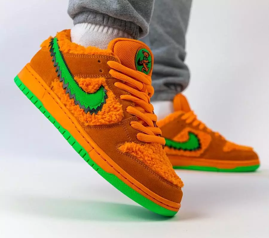 Nike SB Dunk Low Grateful Dead Orange Bear CJ5378-800 תאריך שחרור על הרגליים