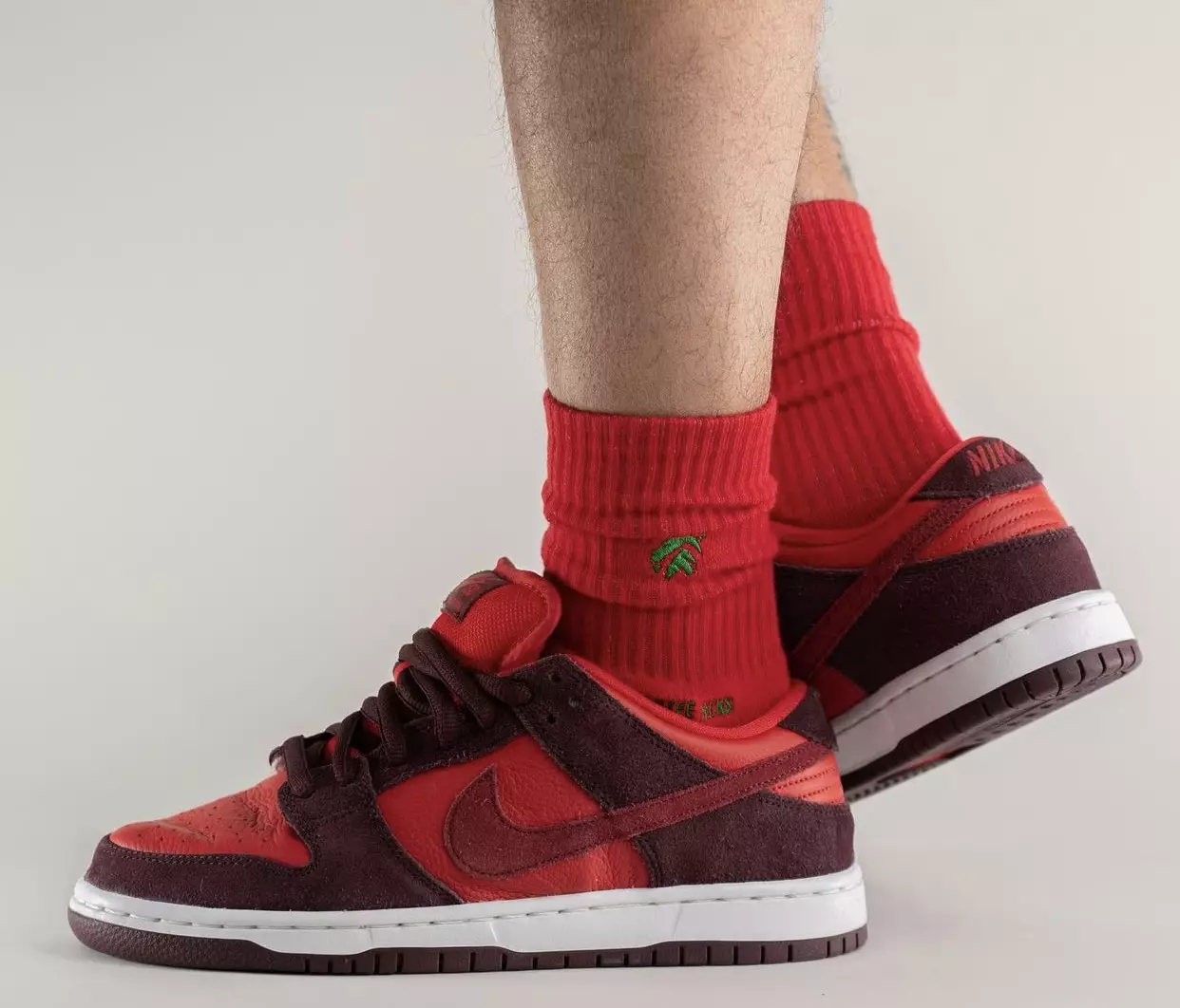 Nike SB Dunk Low Cherry DM0807-600 תאריך שחרור על הרגליים