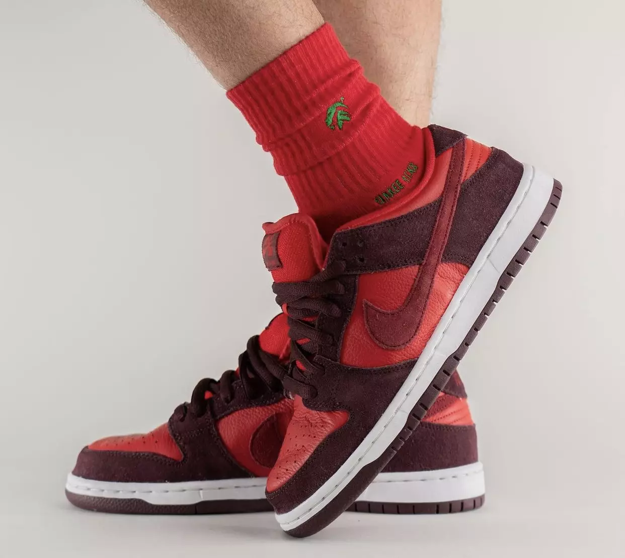 Nike SB Dunk Low Cherry DM0807-600 išleidimo data ant kojų