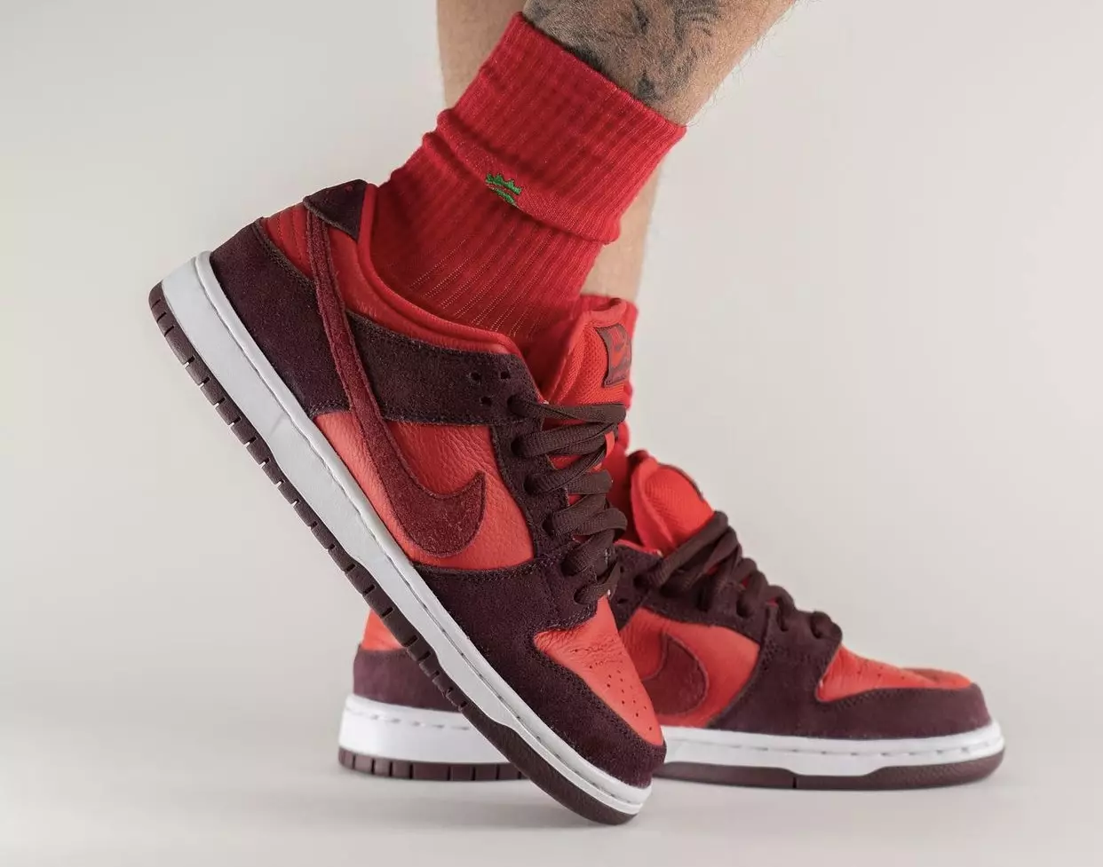 Nike SB Dunk Low Cherry DM0807-600 Útgáfudagur á fótum