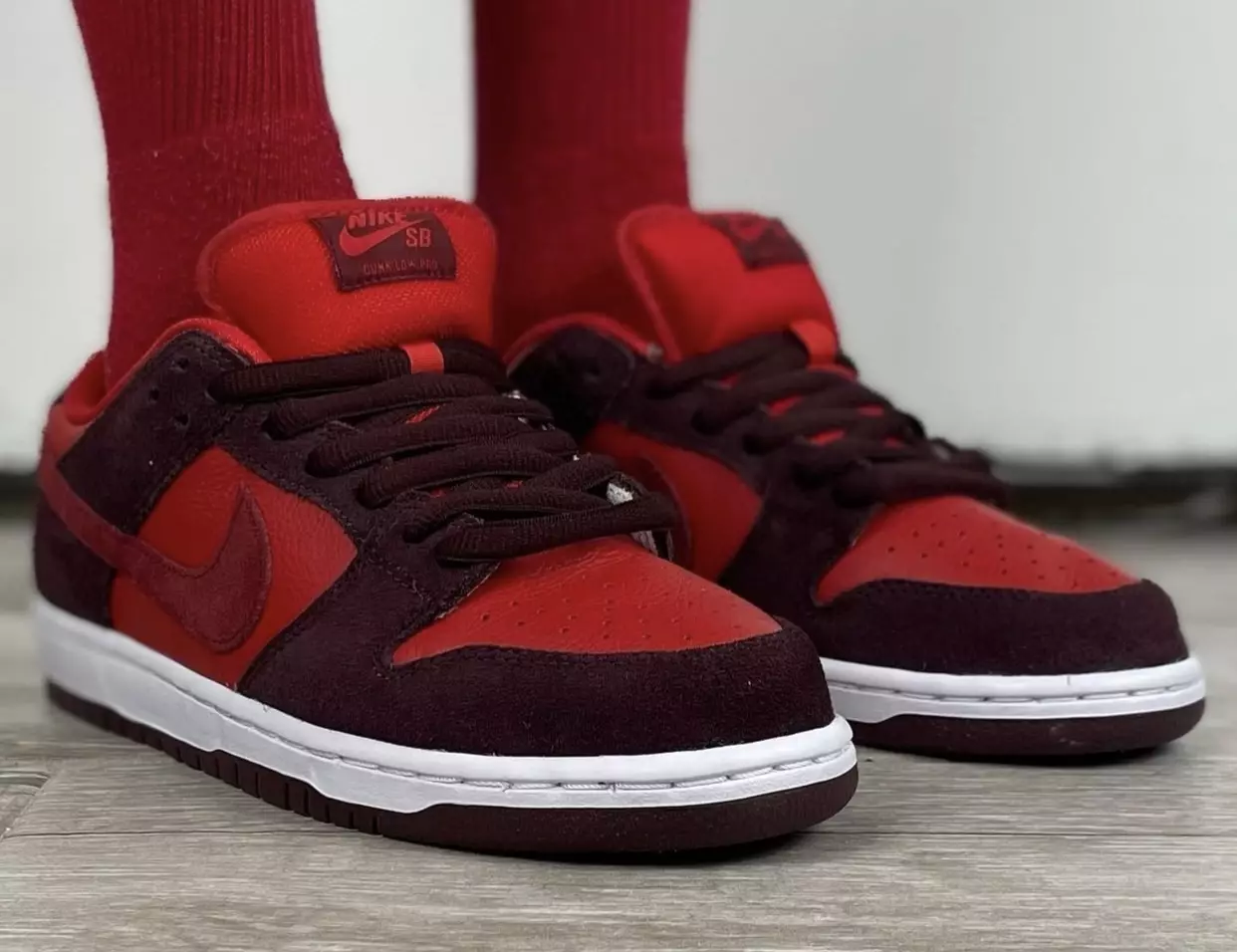 Nike SB Dunk Low Cherry DN3741-600 Chiqarilgan Sana Oyoqlarda