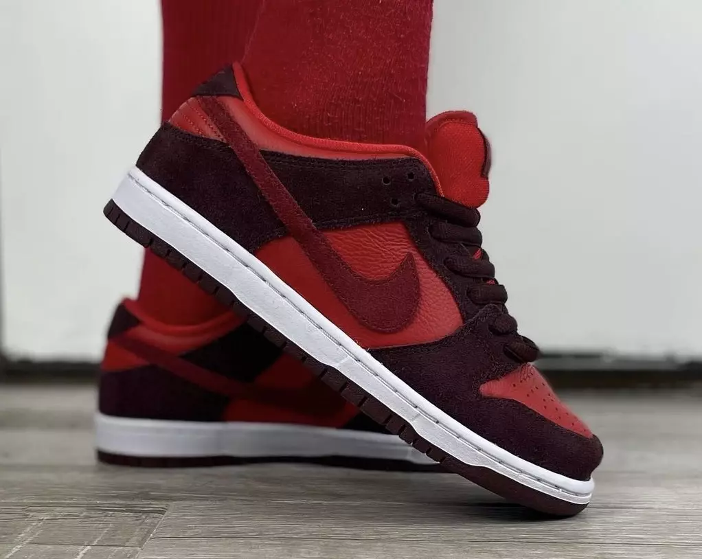 Nike SB Dunk Low Cherry DN3741-600 Julkaisupäivä jaloissa