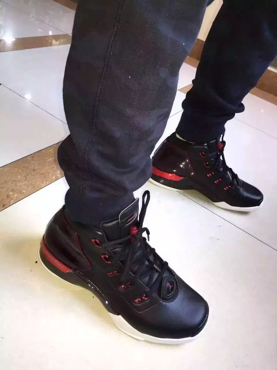 Air Jordan 17 Bulls Dibiakkan Dengan Kaki