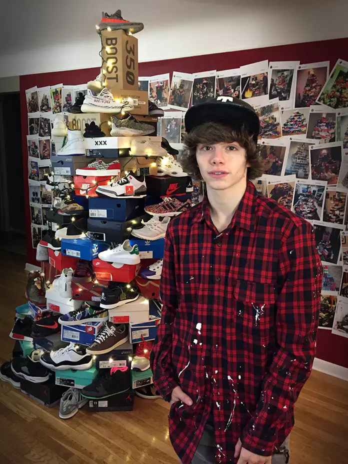 Connor TV ၏ Sneaker Christmas Tree Challenge 12250_2