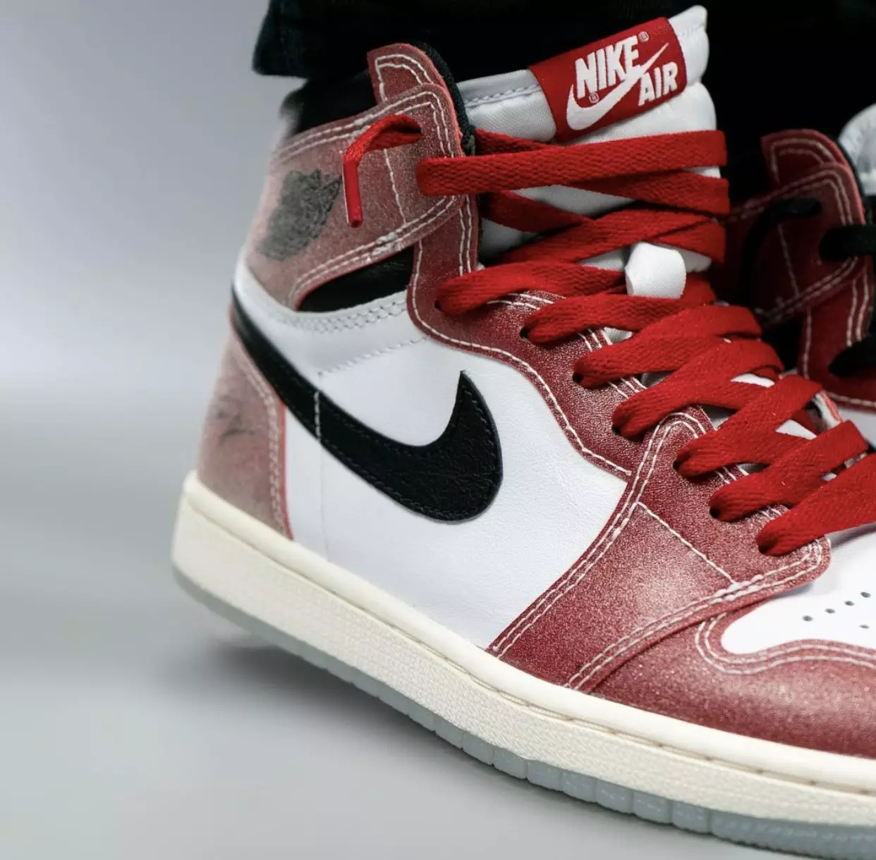 Trofejna soba Air Jordan 1 Chicago DA2728-100 Datum izdavanja na nogama