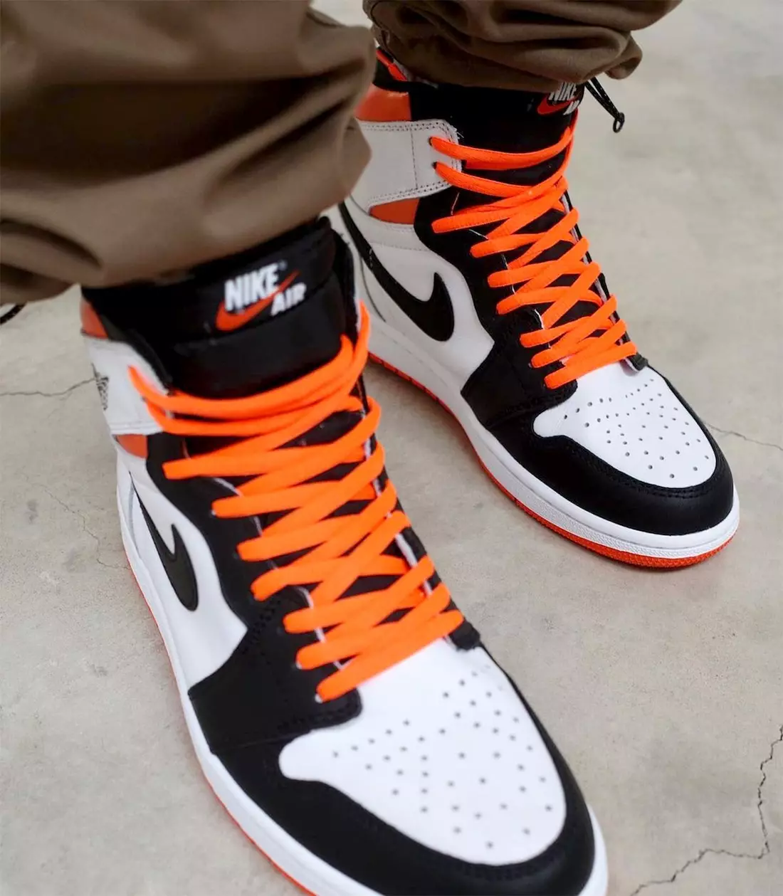 Air Jordan 1 Electro Orange Дата выпуску 555088-180 Дата выпуску On-Foot