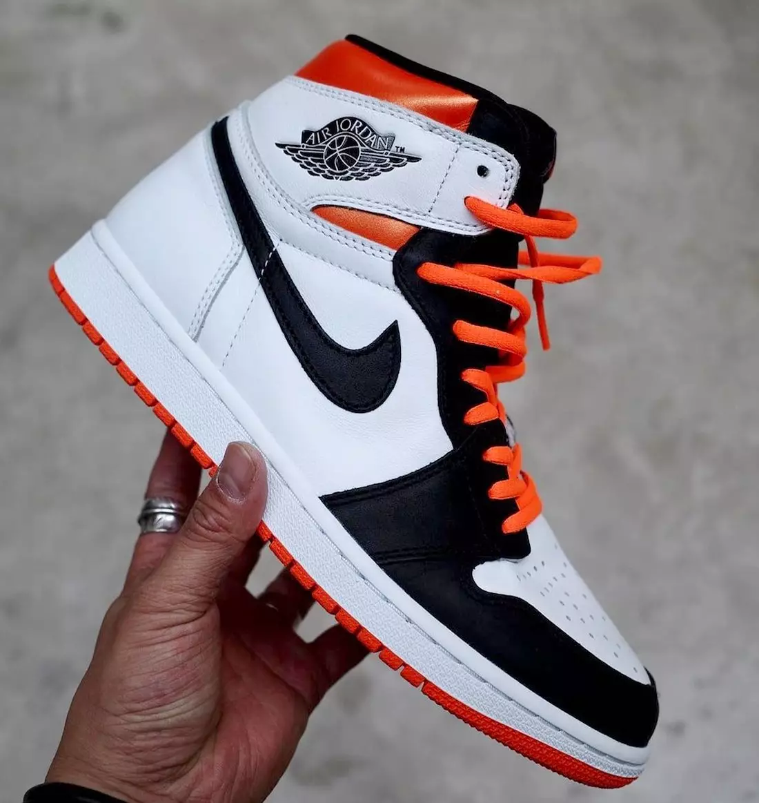 Air Jordan 1 Electro Orange Fecha de lanzamiento 555088-180 Fecha de lanzamiento En la mano