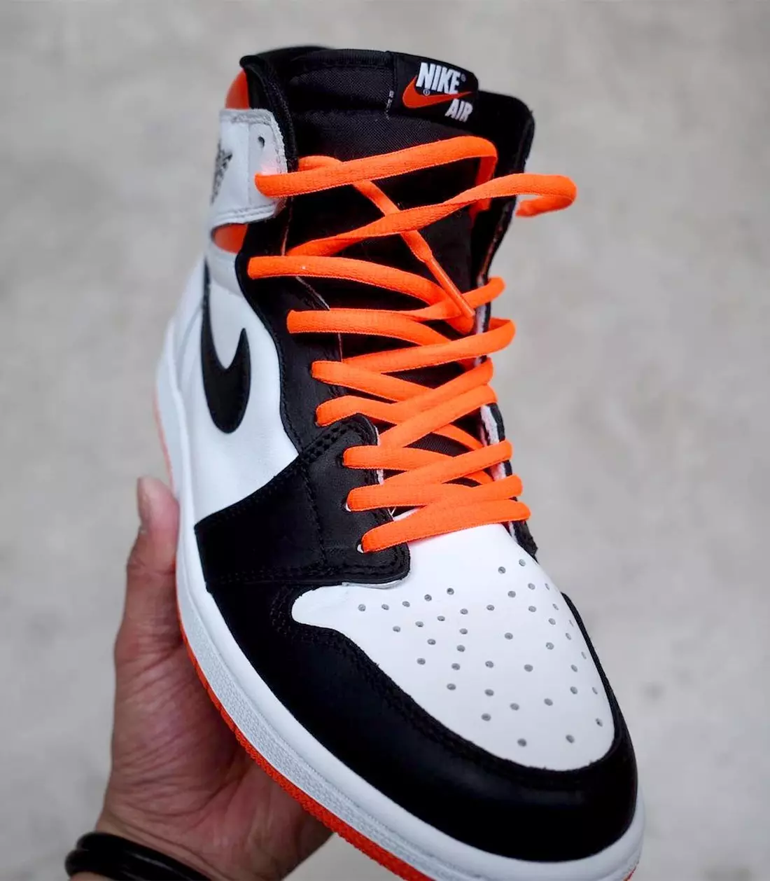 Air Jordan 1 Electro Orange Datum izdavanja 555088-180 Datum izdavanja u ruci