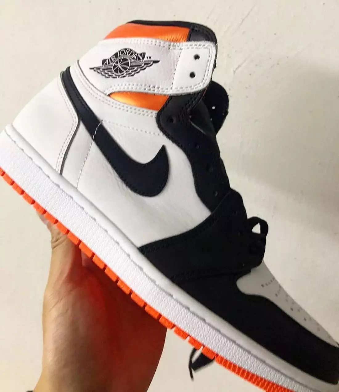 „Air Jordan 1 High OG Electro Orange 555088-180“ išleidimo data