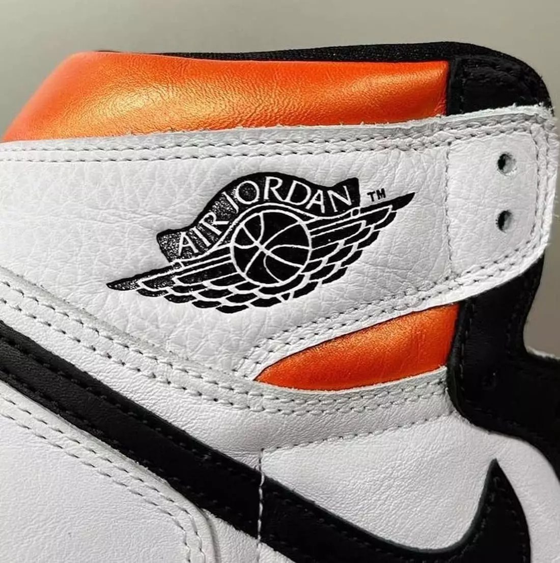 Air Jordan 1 High OG Electro Orange 555088-180 Дата випуску