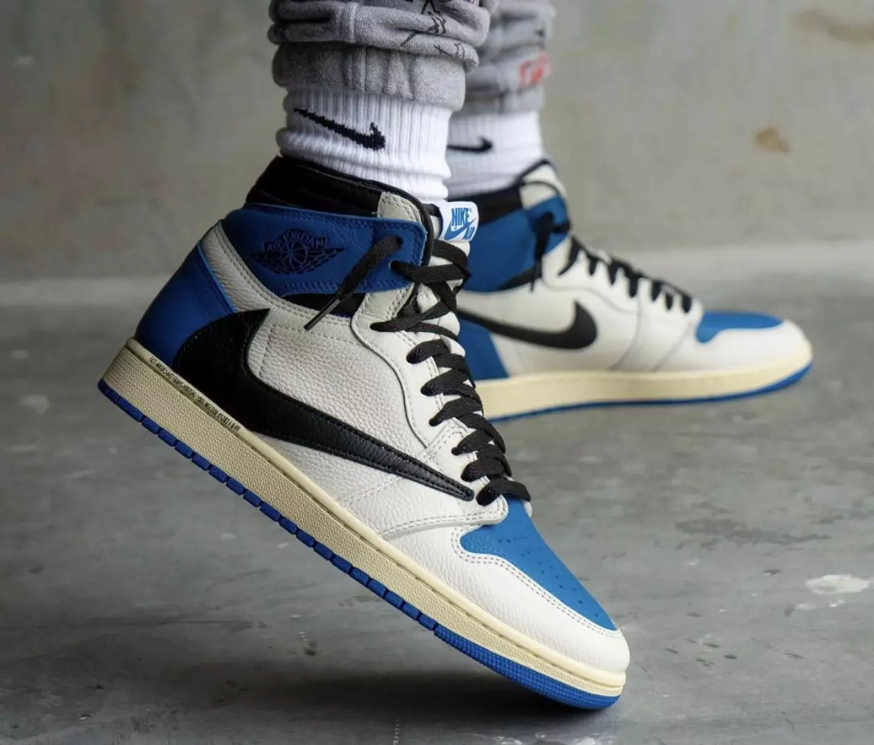 ტრევის სკოტის ფრაგმენტი Air Jordan 1 High OG Military Blue On-Feet