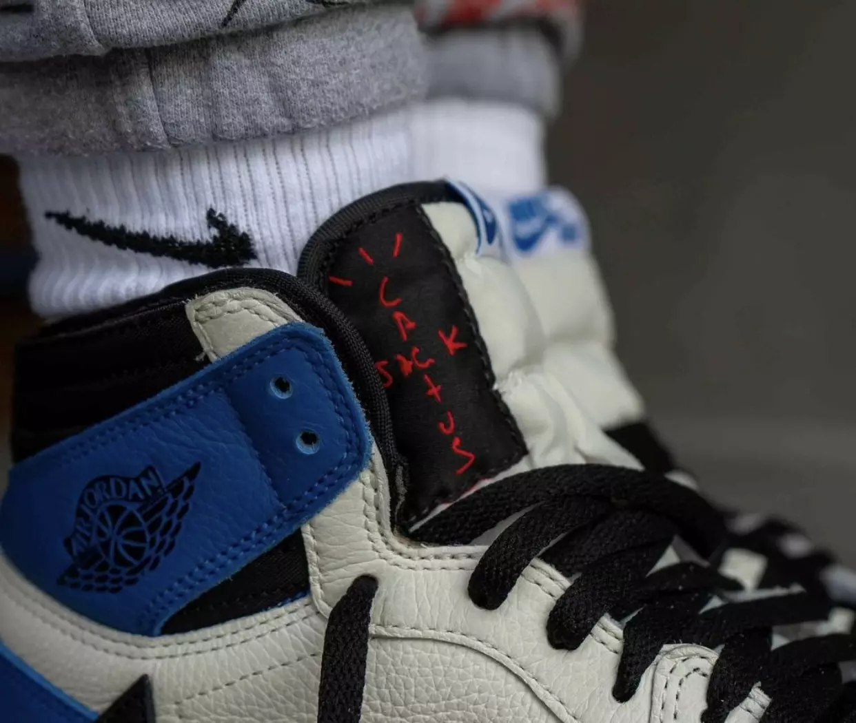 Travis Scott Fragment Air Jordan 1 Өндөр OG Цэргийн Цэнхэр хөл дээр