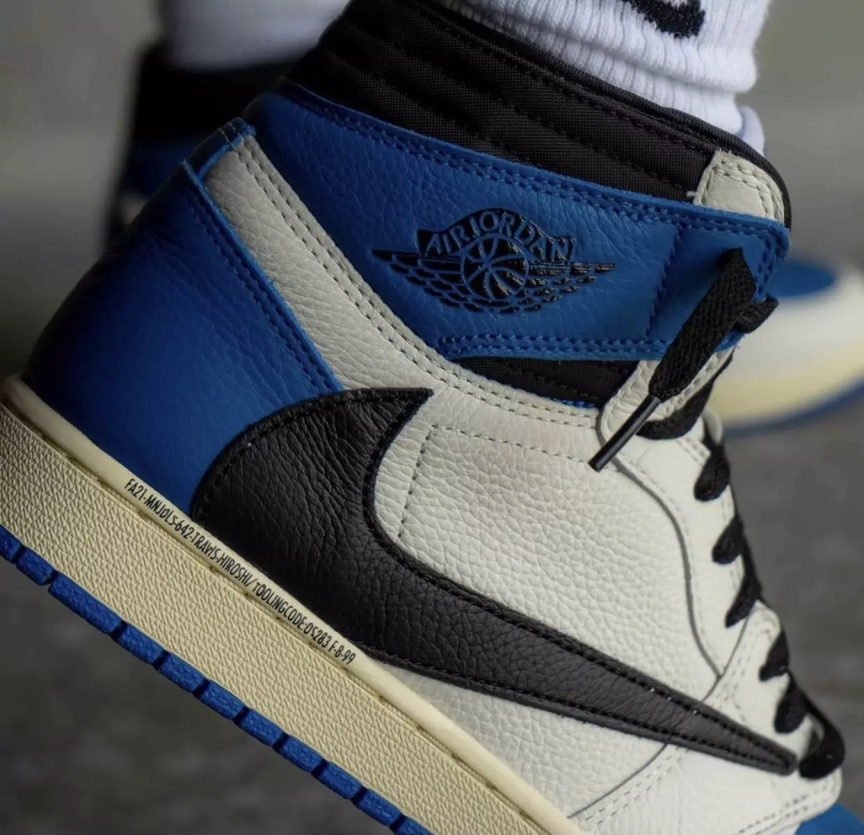 Travis Scott Fragment Air Jordan 1 High OG Military Blue nos pés