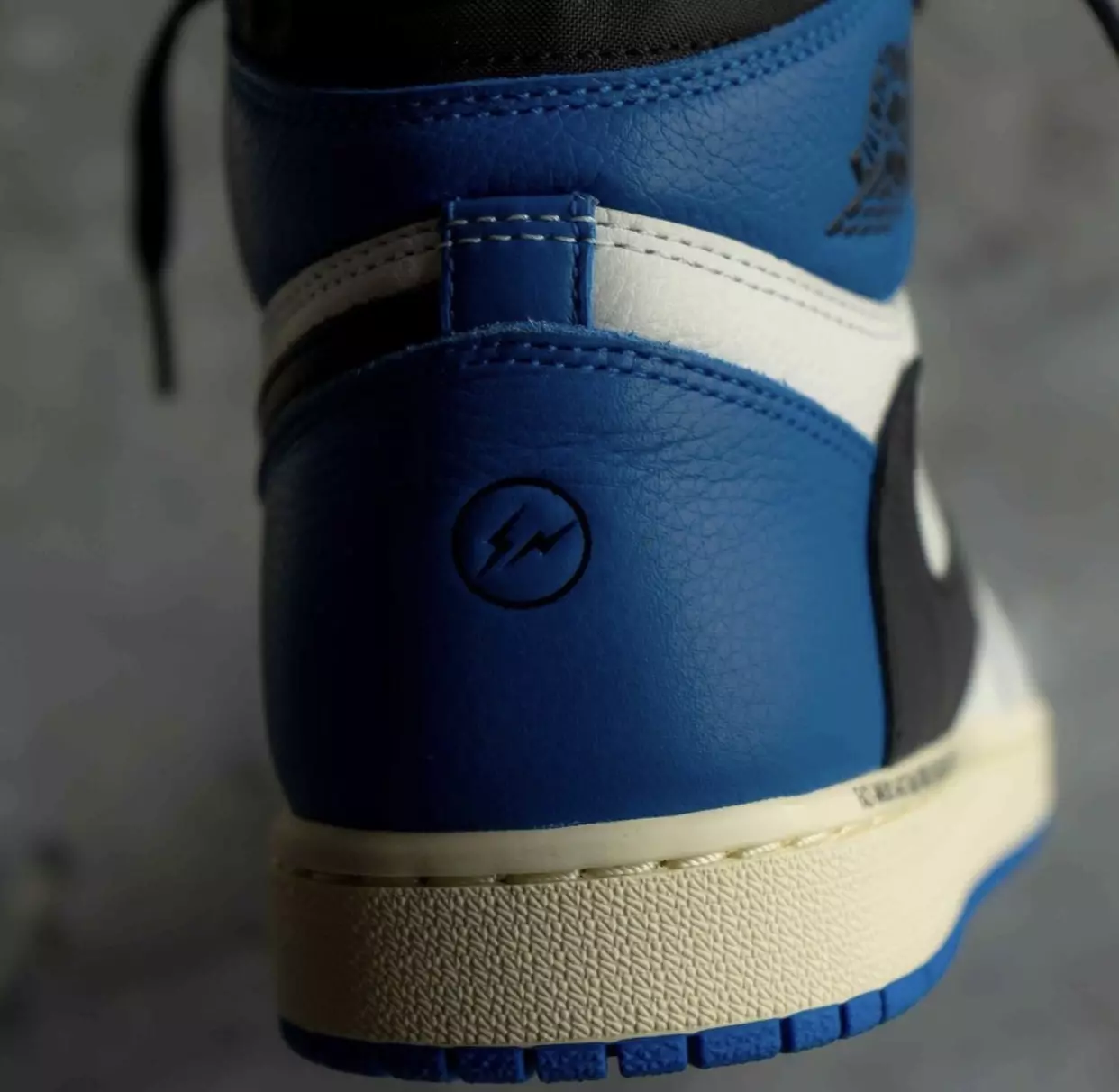 Travis Scott Fragment Air Jordan 1 High OG 밀리터리 블루 온피트