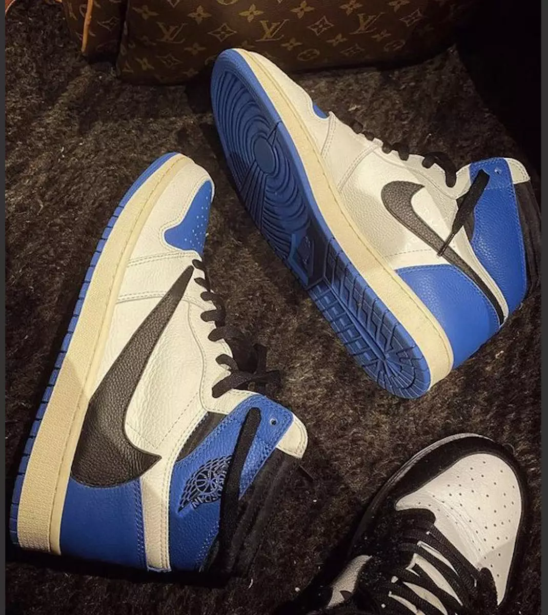 Travis Scott Fragment Air Jordan 1 Dáta Eisiúna Míleata Gorm