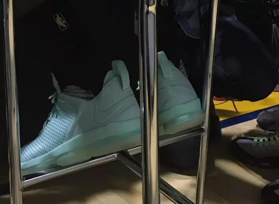 Nike LeBron 14 Pandangan Pertama Rendah