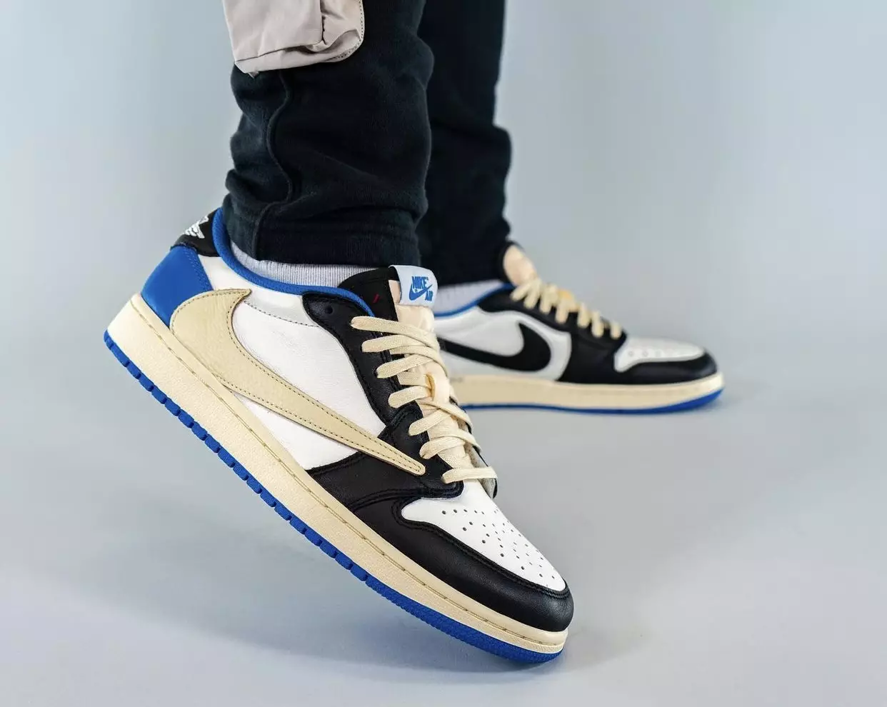 Travis Scott x Fragment x Air Jordan 1 Low DM7866-140 Útgáfudagur fótgangandi