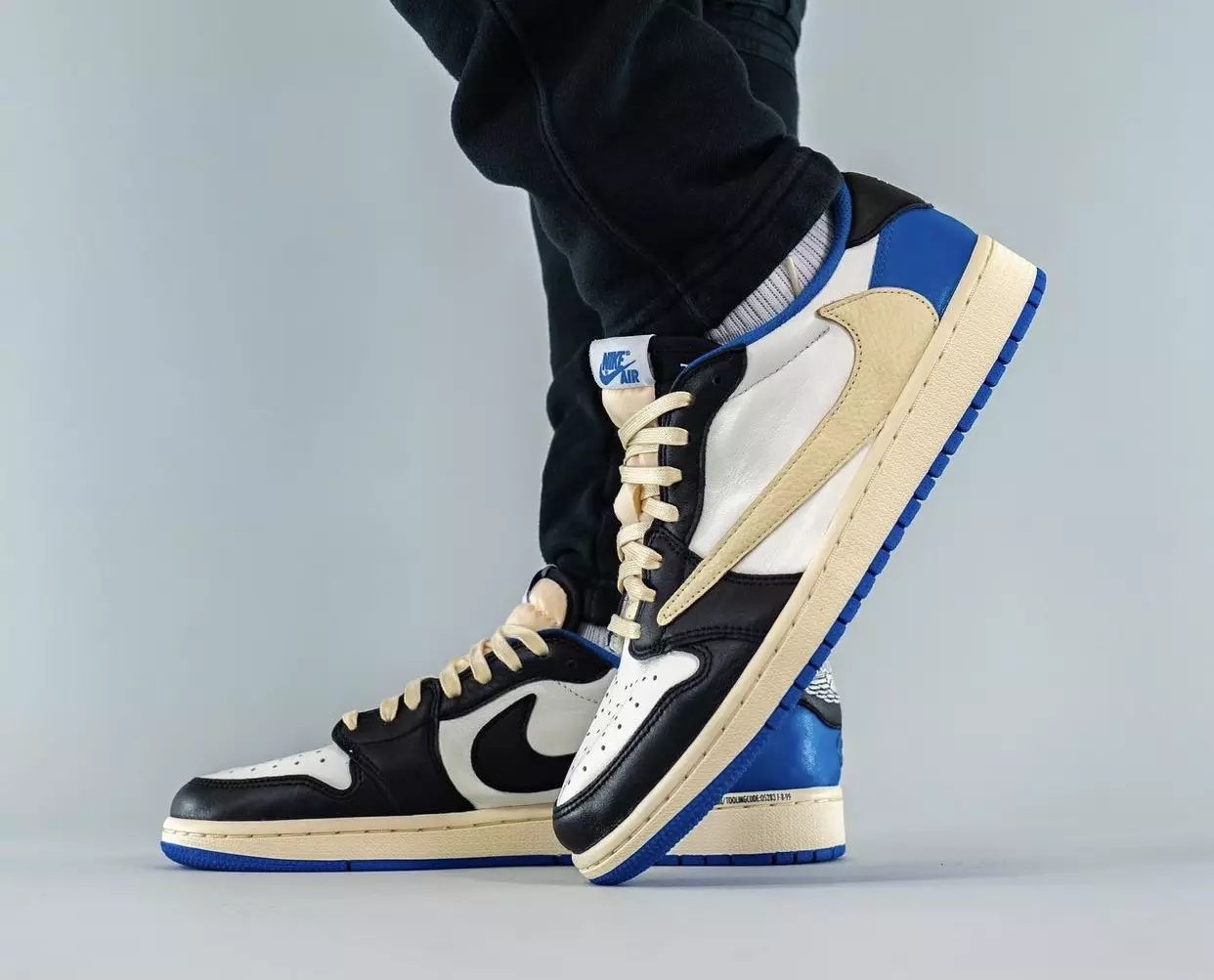 Travis Scott x Fragment x Air Jordan 1 Low DM7866-140 Թողարկման ամսաթիվ ոտքով