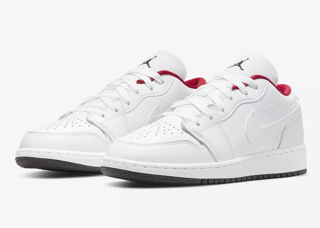 Hreint hvítt Air Jordan 1 lágt með ósamræmdum innleggssólum