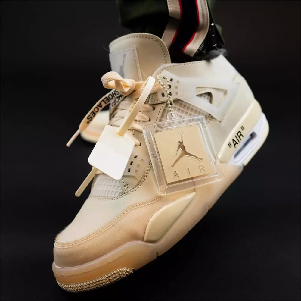 Off-White Air Jordan 4 CV9388-100 Udgivelsesdato On-Feet