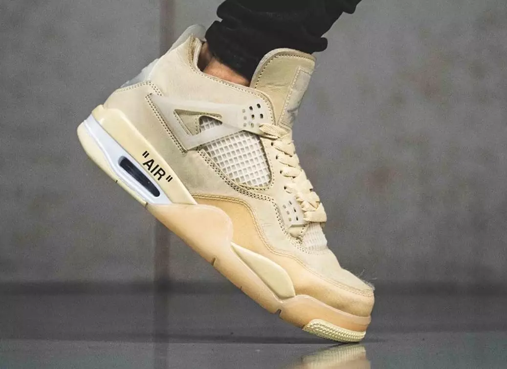 Air Jordan 4 Sail CV9388-100 off-white nos pés