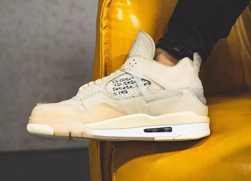 Air Jordan 4 Sail CV9388-100 off-white nos pés