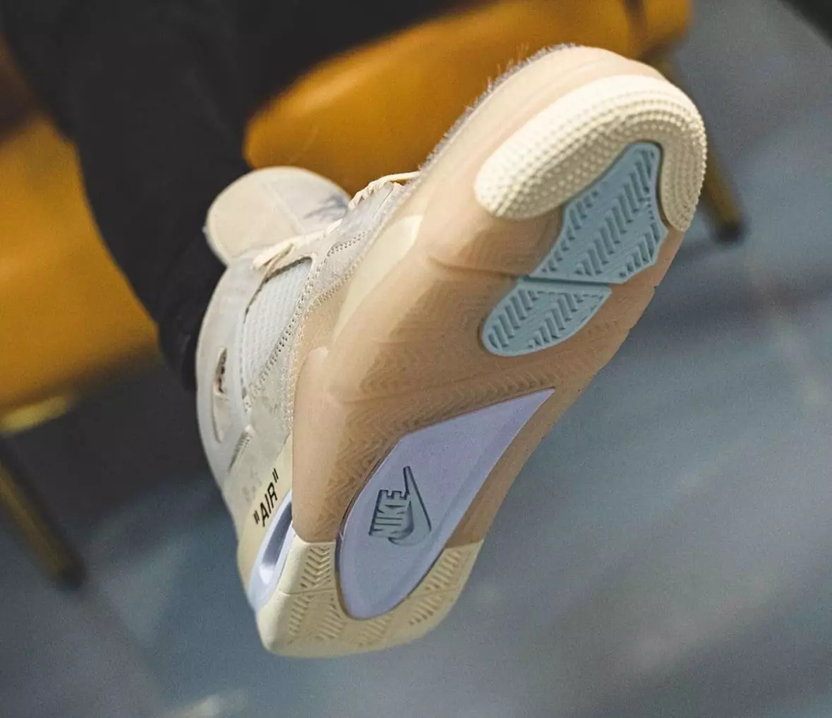 Белыя Air Jordan 4 Sail CV9388-100 на нагах