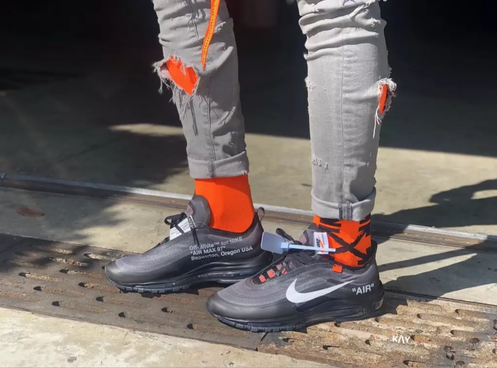 Off-White Air Max 97 Hitam AJ4585-001 Di Kaki