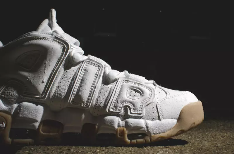 Blanc Gomme Nike Uptempo